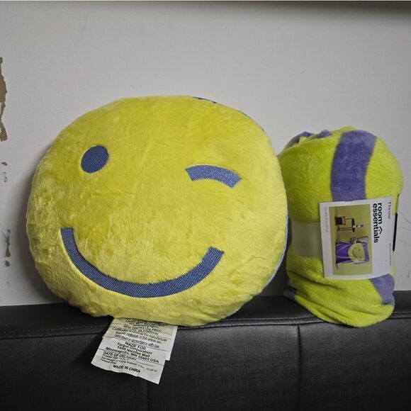 Smiley Chartreuse Throw Pillow & Blanket Set Flutter Plush Room Essentials Emoji - Picture 1 of 12
